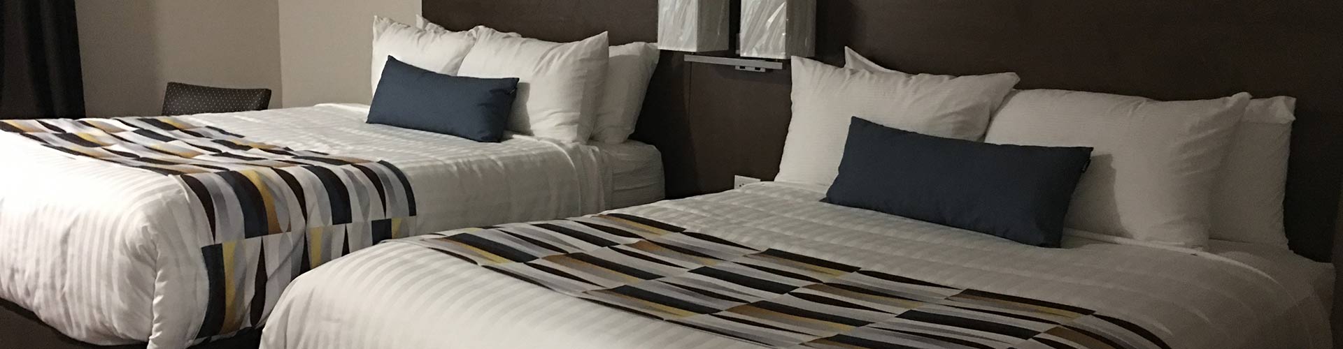 bandeau-2-lits-chambre-prestige-auberge-la-diligence-hotel-dolbeau-mistassini-motel-lac-st-jean