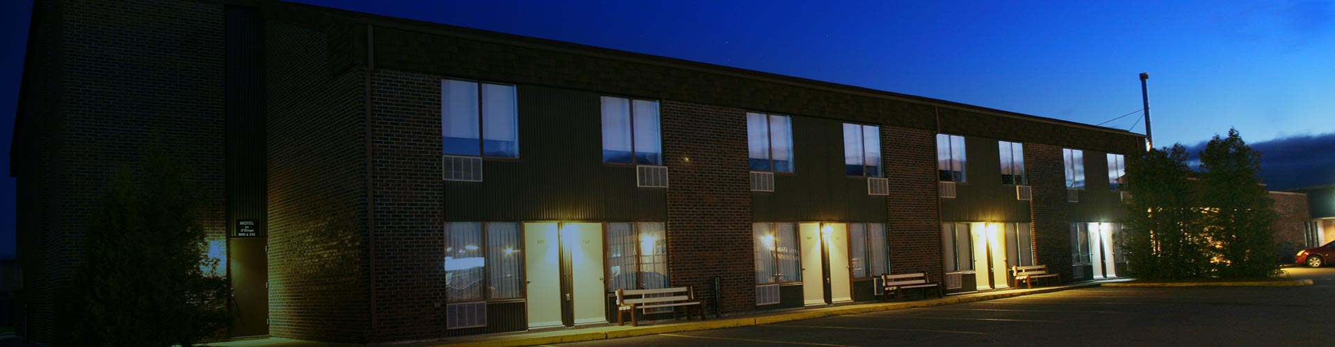 exterieur-brique-soiree-auberge-la-diligence-hotel-dolbeau-mistassini-motel